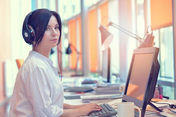 Žena pracující v počítači v kanceláři — Stock fotografie