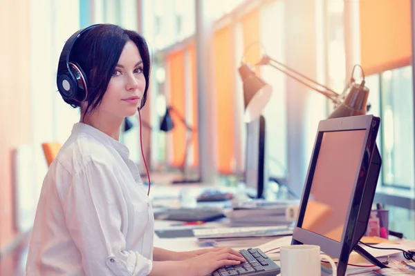 Žena pracující v počítači v kanceláři — Stock fotografie