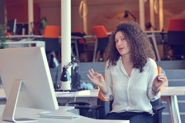 Mujer trabajando en la computadora en una oficina — Foto de Stock