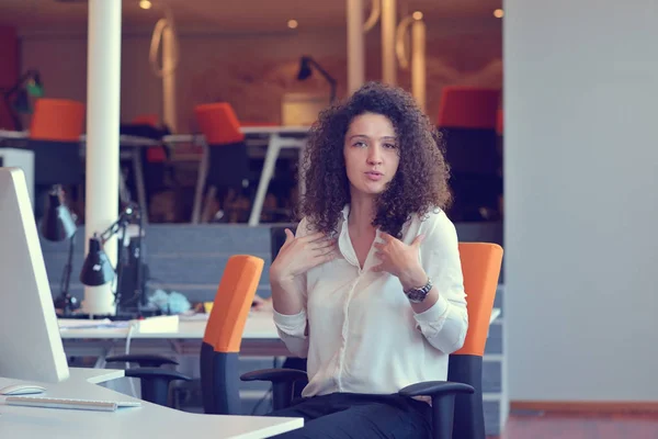 Donna che lavora al computer in un ufficio — Foto Stock