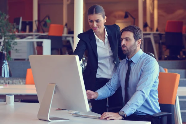 Startup uomini d'affari gruppo di lavoro di tutti i giorni al moderno off — Foto Stock