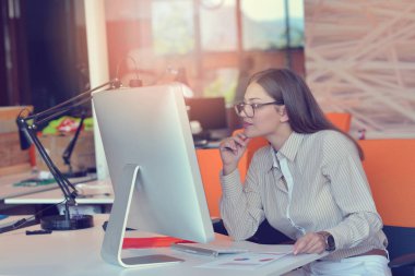 Modern ofiste yeni bir proje üzerinde çalışan tasarımcı