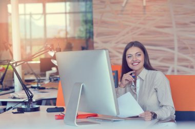 Ofiste bilgisayar başında çalışan bir kadın.