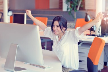 Ofiste bilgisayar başında çalışan bir kadın.