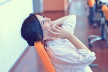 Ofiste bilgisayar başında çalışan bir kadın.