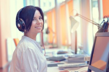 Ofiste bilgisayar başında çalışan bir kadın.