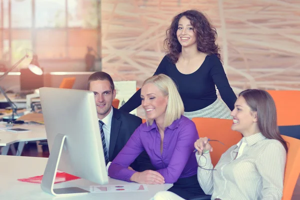 Groep collega's samen te werken in een kantoor — Stockfoto