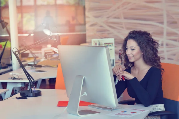 Женщина работает за компьютером в офисе — стоковое фото
