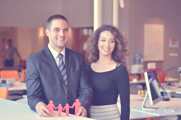 Pareja de negocios trabajando juntos en el proyecto en la puesta en marcha moderna de —  Fotos de Stock