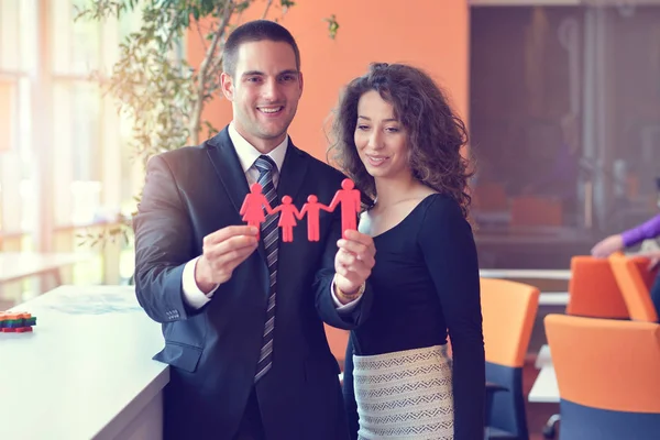 Casal de negócios trabalhando juntos no projeto na inicialização moderna de — Fotografia de Stock