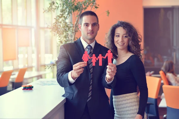 Casal de negócios trabalhando juntos no projeto na inicialização moderna de — Fotografia de Stock