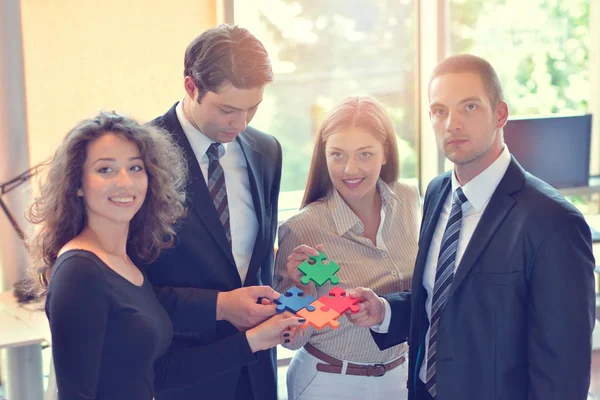 Grupo de empresários montando quebra-cabeça e representar — Fotografia de Stock