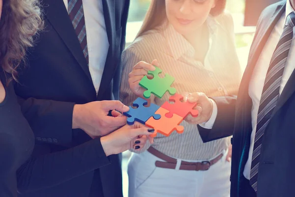 Groep van mensen uit het bedrijfsleven assemblage puzzelstukken en vertegenwoordigen — Stockfoto