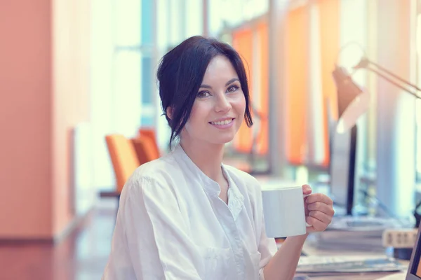 Donna che lavora al computer in un ufficio — Foto Stock