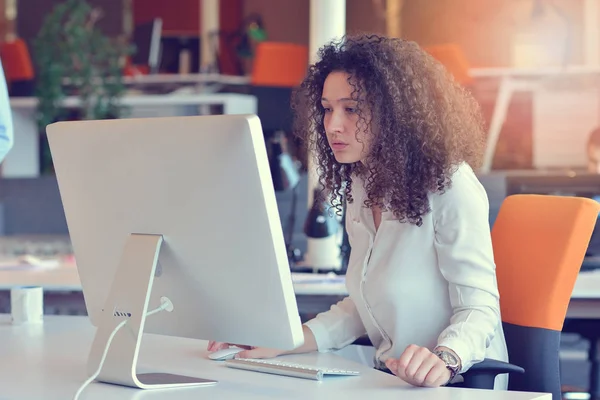 Женщина работает за компьютером в офисе — стоковое фото