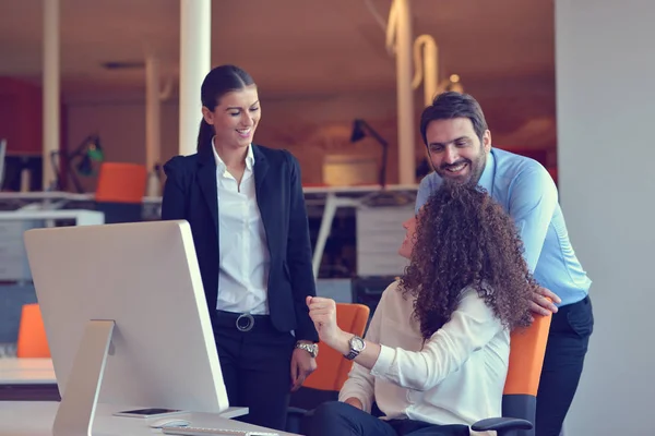 Startup gens d'affaires groupe travail quotidien à moderne off — Photo