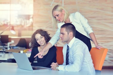 Başlangıç iş adamları çalışma günlük iş kapalı modern adlı grup