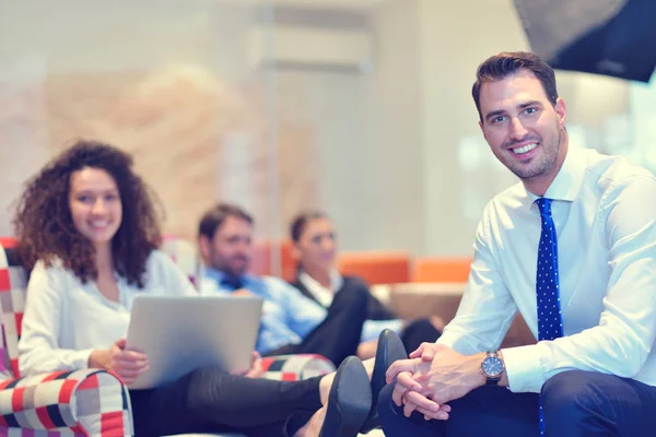 Startup uomini d'affari gruppo di lavoro di tutti i giorni al moderno off — Foto Stock