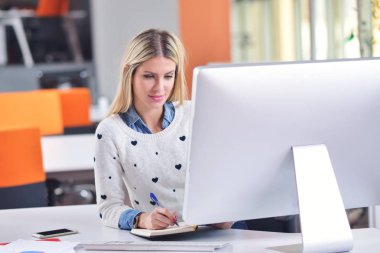 Ofiste çalışan başarılı bir iş kadını.