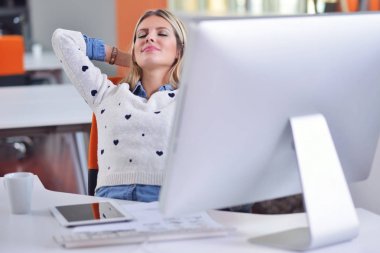 Ofiste çalışan başarılı bir iş kadını.