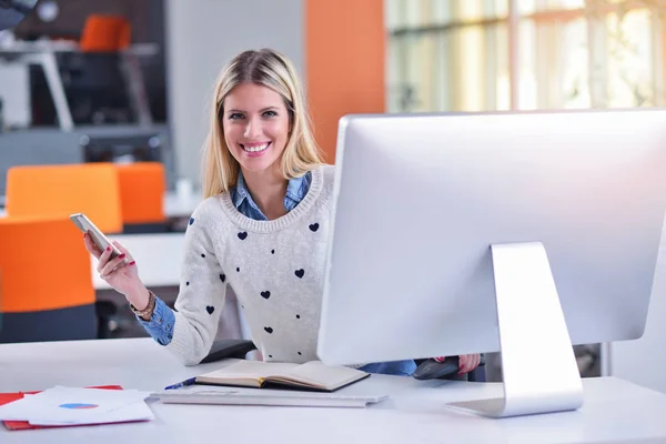 Mujer de negocios exitosa trabajando en la oficina — Foto de Stock