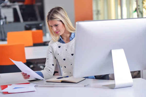 Mujer de negocios exitosa trabajando en la oficina —  Fotos de Stock