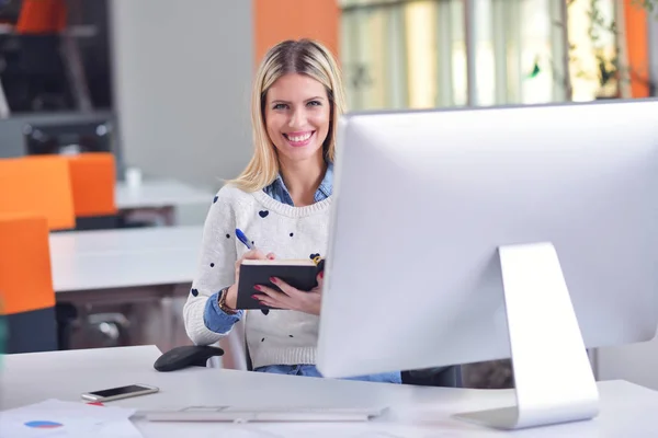 Femme d'affaires prospère travaillant au bureau — Photo