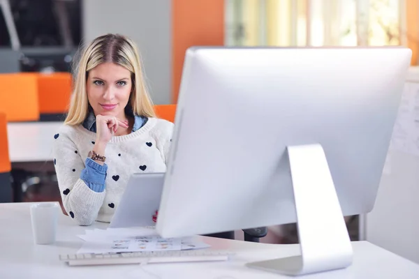 Femme d'affaires prospère travaillant au bureau — Photo