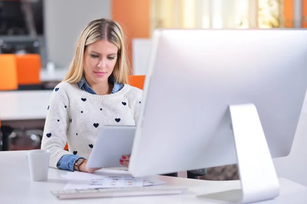 Femme d'affaires prospère travaillant au bureau — Photo