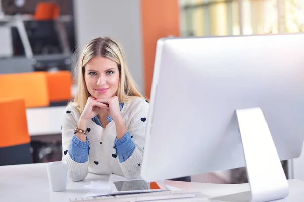 Mujer de negocios exitosa trabajando en la oficina — Foto de Stock