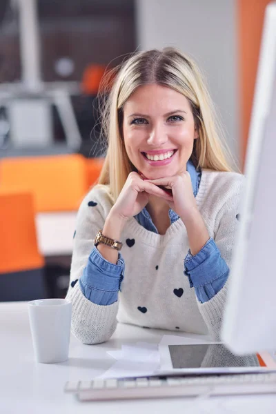 Успешная деловая женщина, работающая в офисе — стоковое фото