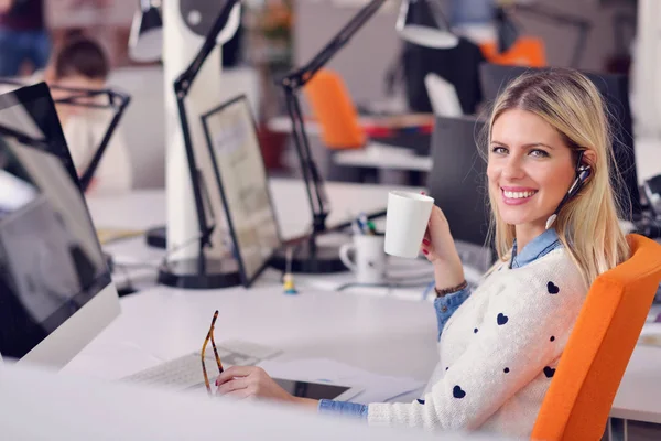 Succesvolle zakenvrouw die op kantoor werkt — Stockfoto