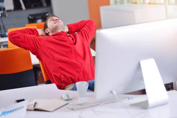 Счастливый молодой бизнесмен работает в современном офисе на компьютере — стоковое фото