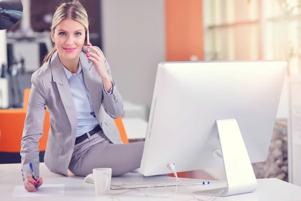 Femme d'affaires prospère travaillant au bureau — Photo