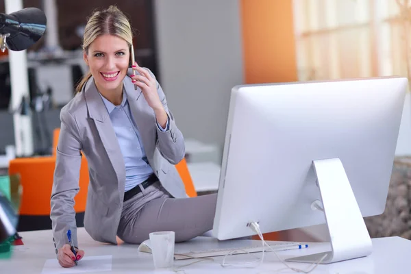 Donna d'affari di successo che lavora in ufficio — Foto Stock