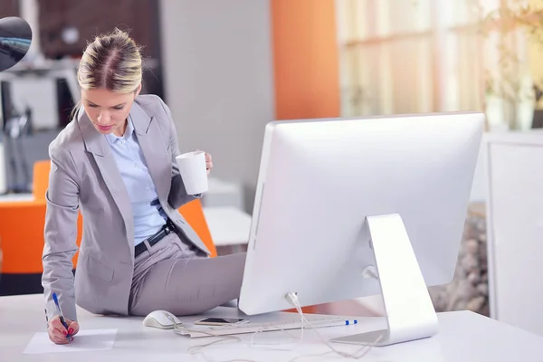 Mujer de negocios exitosa trabajando en la oficina — Foto de Stock