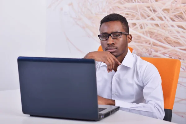 Handsome Afro American businessman in classic suit is using a la — Stock Photo, Image