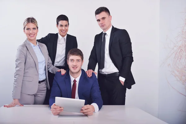 Mensen uit het bedrijfsleven opstarten groep werken dagelijks werk op moderne af — Stockfoto