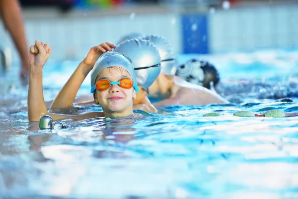 Glückliche Kindergruppe Schwimmbad Lernt Schwimmen — Stockfoto