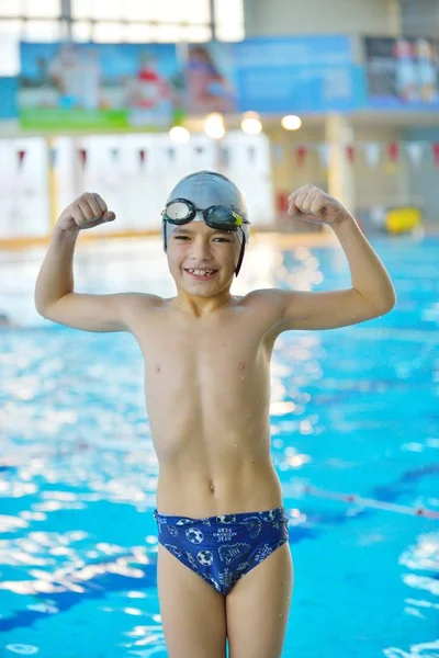 Glückliches Kind Schwimmbadkurs Lernt Schwimmen — Stockfoto