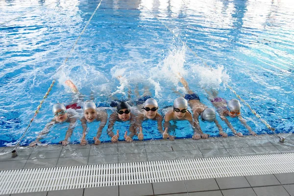 Glückliche Kindergruppe Schwimmbad Lernt Schwimmen — Stockfoto