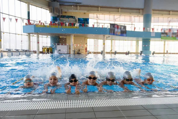Niños Felices Grupo Niños Clase Piscina Aprender Nadar — Foto de Stock