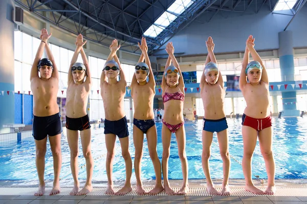在学习游泳的游泳池类儿童快乐的孩子组 — 图库照片