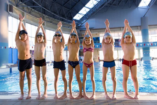 Glada Barn Barn Gruppen Vid Poolen Klass Att Lära Sig — Stockfoto