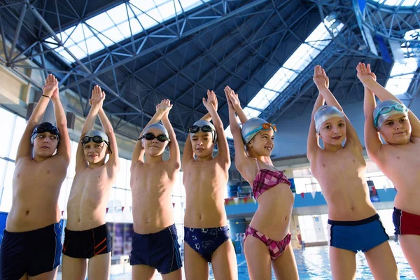 Happy Children Kids Group Swimming Pool Class Learning Swim — Stock Photo, Image