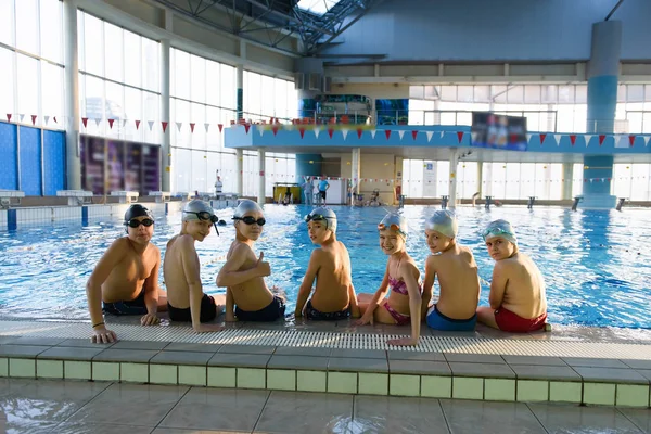Glückliche Kindergruppe Schwimmbad Lernt Schwimmen — Stockfoto