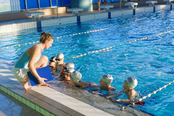 Boldog Gyermekek Gyerekek Csoport Úszástanulás Medence Osztály — Stock Fotó