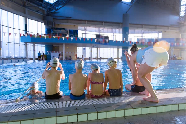 Niños Felices Grupo Niños Clase Piscina Aprender Nadar — Foto de Stock
