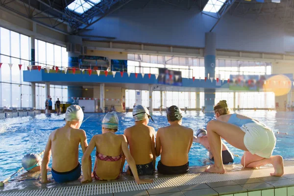 Glada Barn Barn Gruppen Vid Poolen Klass Att Lära Sig — Stockfoto