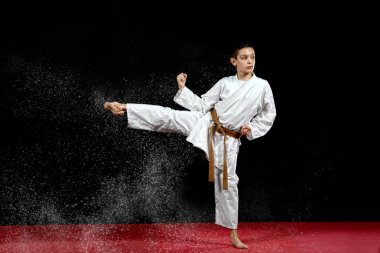 karate kata egzersizleri eğitim sırasında beyaz kimono içinde küçük bir çocuk